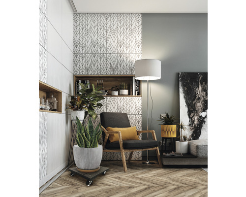 Wohnzimmer mit Sessel, Stehlampe, Zimmerpflanzen und Wandregalen