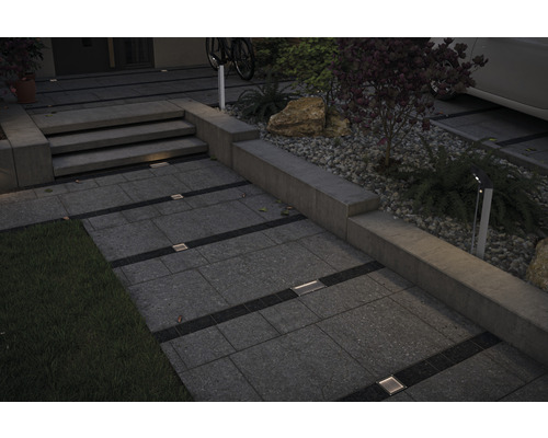 Aussenbereich mit Pflastersteinen, Stufen und Aussenbeleuchtung