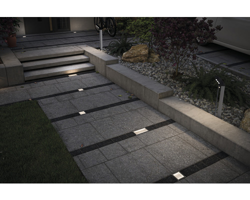 Aussenbereich mit Pflastersteinen, Stufen und Beleuchtung