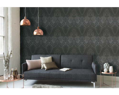 Salon avec papier peint gris, canapé et suspensions