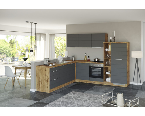 Moderne Küche mit grauen Schränken und Holzarbeitsplatten in einem hellen Raum.