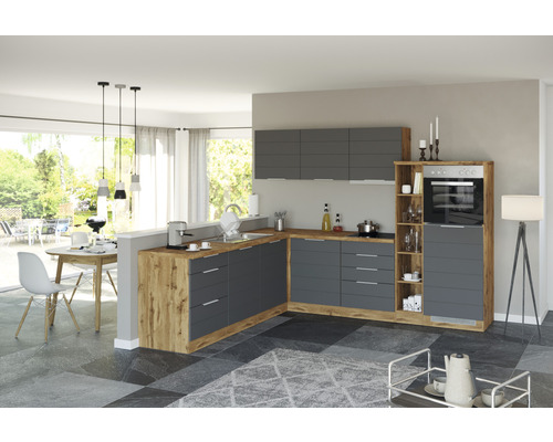 Cuisine claire avec armoires grises et éléments en bois et coin repas