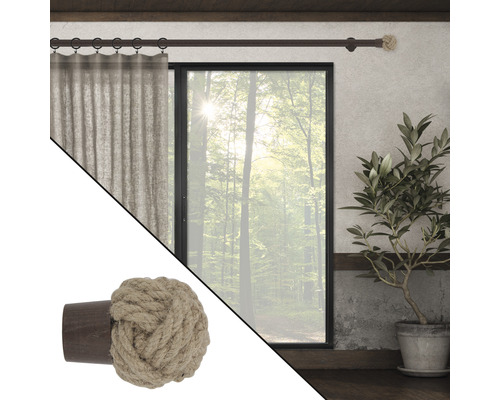 Ambiance de fenêtre décorative avec rideau, tringle à rideau et plantes