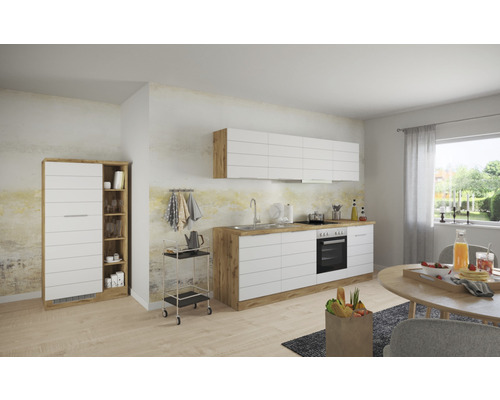 Cuisine claire avec façades blanches et décor bois, table à manger et chariot de cuisine