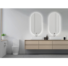 Salle de bain moderne avec double vasque, miroirs lumineux et toilettes.