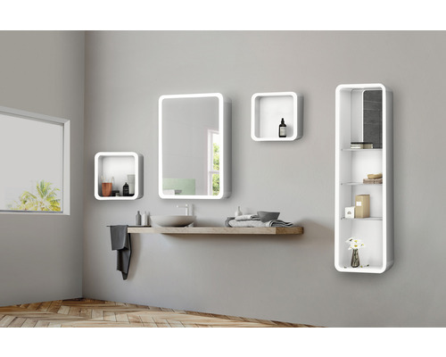 Salle de bain moderne avec lavabo, miroir et étagères