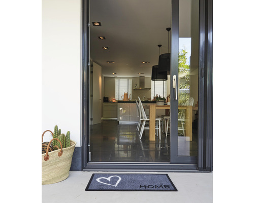 Espace d''entrée avec paillasson, panier et vue sur la cuisine