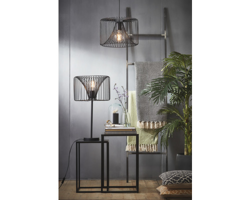 Ambiance d''habitation décorative avec lampe de table, suspension, étagère échelle, couverture et plante d''intérieur