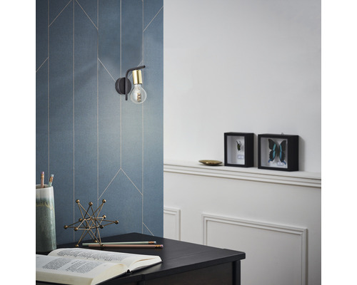 Wandleuchte über einem Schreibtisch in einem Arbeitszimmer