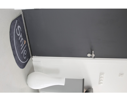 Fußmatte mit Smile-Aufschrift vor einer Tür