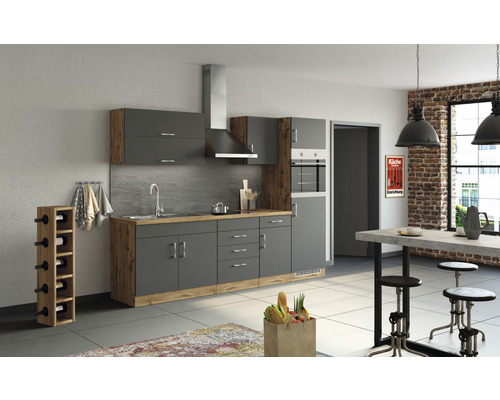 Cuisine moderne avec armoires grises, éléments en bois et un casier à bouteilles