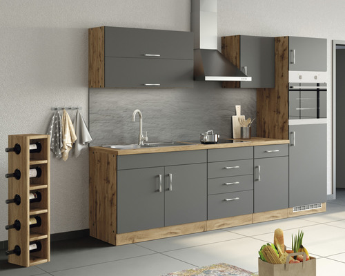 Cuisine grise avec aspect bois, évier, plaque de cuisson, hotte aspirante, four et casier à vin