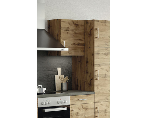 Küchenzeile mit Oberschränken, Dunstabzugshaube und Herd