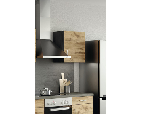 Küchenzeile mit Dunstabzugshaube, Hängeschrank und Elektroherd