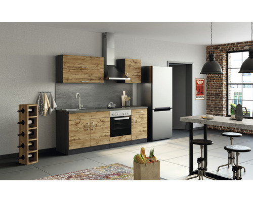 Moderne Küche mit Küchenschränken, Dunstabzugshaube, Spüle, Herd, Kühlschrank, Weinflaschenregal und Esstisch