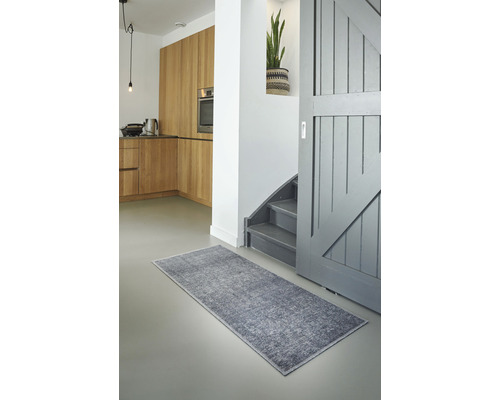 Flur mit grauem Teppich, Treppe und Holzküche