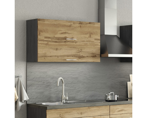 Scène de cuisine avec élément haut décor bois et évier