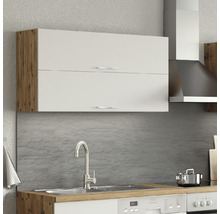 Scène de cuisine avec armoire murale, évier et robinet