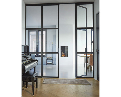 Salon lumineux avec portes vitrées à cadre, piano et cheminée