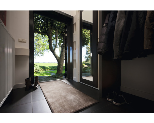 Hall d''entrée avec paillasson, vestiaire et vue sur la verdure