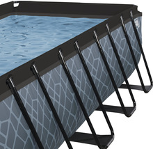 Vue détaillée d''une piscine rectangulaire avec cadre en acier et surface de l''eau