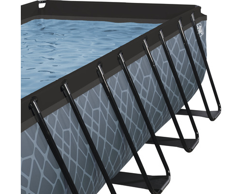 Vue détaillée d''une piscine rectangulaire avec cadre en acier et surface de l''eau