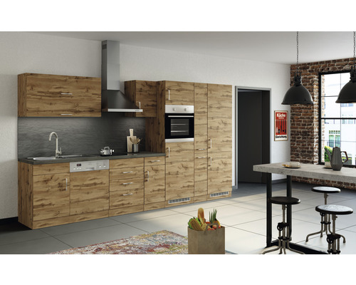 Cuisine complète avec évier, hotte aspirante et four encastrable, décor bois clair