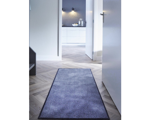 Couloir avec tapis sur parquet