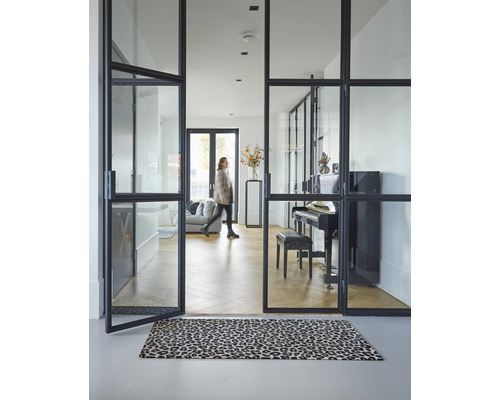 Intérieur avec portes en verre, piano et tapis à motif animal