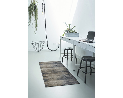 Exemple d''aménagement avec tapis, bureau et décoration dans une pièce lumineuse.