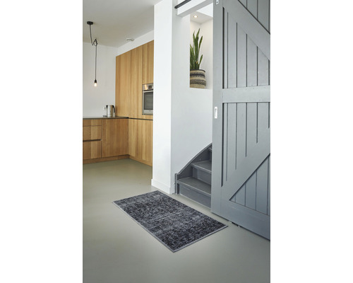 Intérieur avec tapis, escalier et cuisine en bois