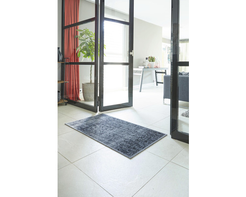 Tapis décoratif dans le couloir d''une maison sur un sol carrelé.