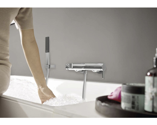 Scène de salle de bains avec baignoire, ensemble de douche et robinet