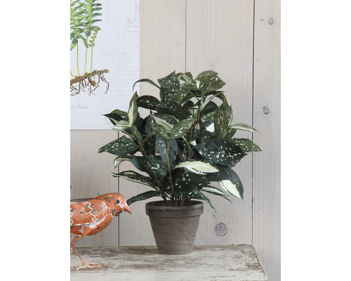 Künstliche Pflanze im Topf als Tischdekoration