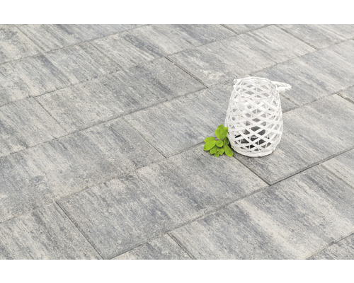 Pavés gris avec lanterne décorative