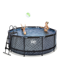 Piscine hors-sol ronde avec échelle et deux personnes dans l''eau, dont l''une essaie d''attraper un ballon.