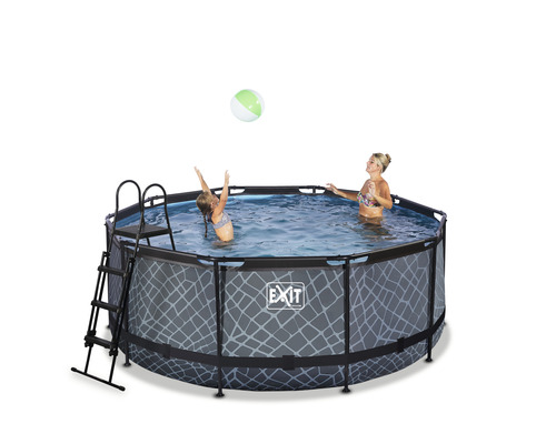 Piscine hors-sol ronde avec échelle et deux personnes dans l''eau, dont l''une essaie d''attraper un ballon.