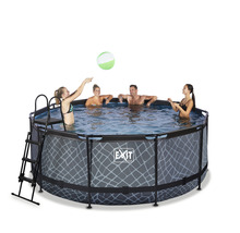 Piscine ronde avec échelle et quatre personnes dans l''eau jouant au ballon