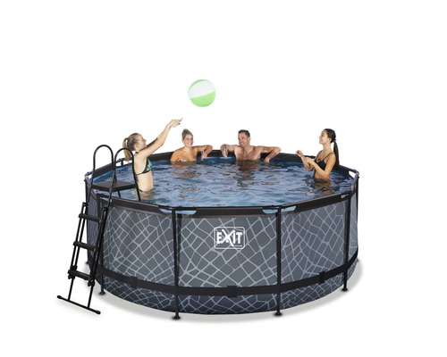 Piscine ronde avec échelle et quatre personnes dans l''eau jouant au ballon