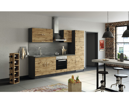 Moderne Küche mit Holzfronten, Dunstabzugshaube und Weinflaschenregal in einem hellen Raum.