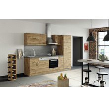 Cuisine moderne avec aspect bois, hotte aspirante, évier et casier à bouteilles.