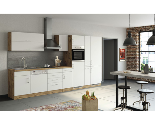Cuisine moderne avec des armoires blanches, un plan de travail en bois et un coin repas