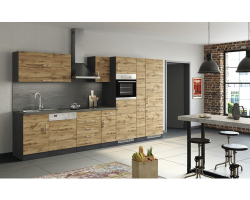 Cuisine moderne avec structure en bois, évier, cuisinière et hotte aspirante