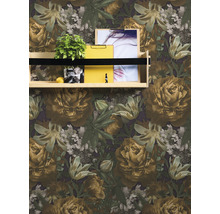 Décoration murale avec motif de papier peint floral et étagère avec décoration