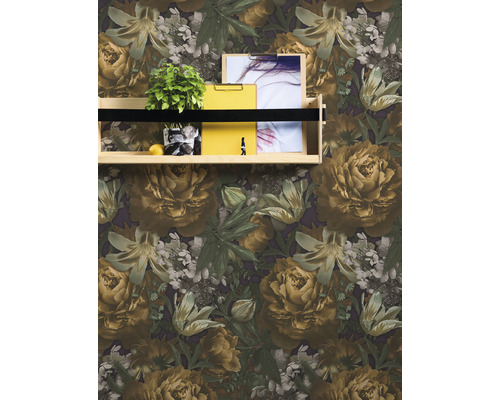 Décoration murale avec motif de papier peint floral et étagère avec décoration