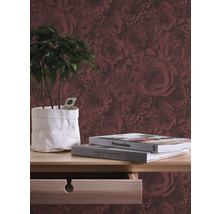 Dekoratives Zimmer mit floraler Tapete, Schreibtisch und Zimmerpflanze