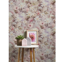 Tapete mit Blumenmuster im Interieur auf kleinem Tisch