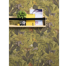 Papier peint avec motifs de jungle et animaux derrière une étagère murale