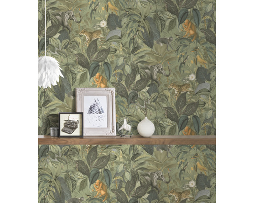 Pièce avec papier peint jungle représentant des éléphants, des singes et des léopards