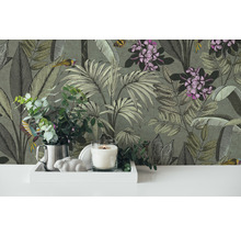 Dekorative Tapete mit Pflanzenmotiven und Accessoires wie Kerze und Pflanzen